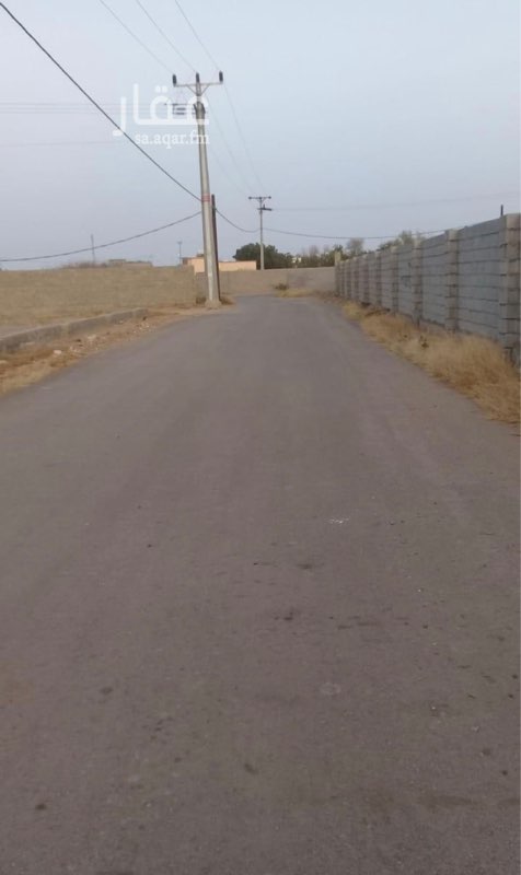 1640641 أرض محوشه بمخطط الحريضه تبعد عن الخط العام 2 كيلوا تقريبا داخل النطاق العمراني مساحه تزيد عن1500متر مربع تختلف الاطوال الاسفلت والاناره واصله اوراق ثبوتيه بدون صك موقع مميز أرض عزاز على الشارع طول 58 العرض 45 تقريبا ثم يضيق حتى دخول البوابه 10 م والصامل يتواصل معي عرض الشارع 10 متر
ارجوا عدددم البخس