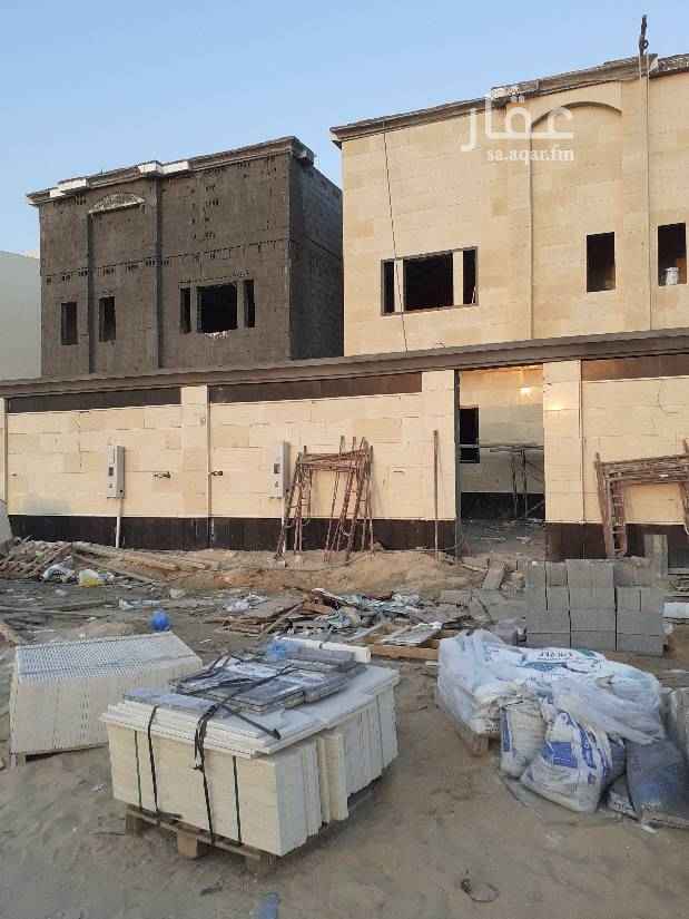 1760191 دبلكس شبه منفصل مساحه كبيرة ٣٣٠متر يتكون من دورين وملحق بالحي السابع الثالث عشره
سعره ٩٠٠ الف