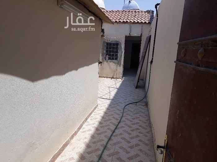 1741166 استراحه للايجار عزاب على شارع الحسن مكونه غرفه وصالة وبيت شعر وحمام مجددة لا يوجد شئ راكب السعر ٣٠.٠٠٠ ألف ريال فى السنة على دفعتين قابلة للتفاوض ممتازة جدا وقريبه من جميع الخدمات للتواصل مع ابو عمر