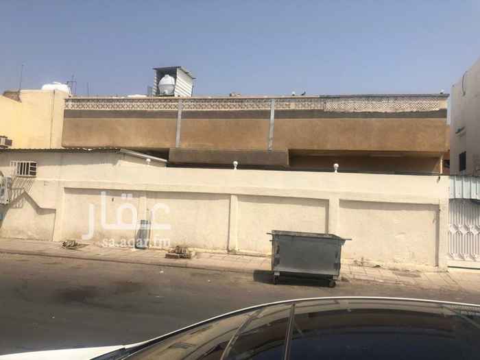 1165163 الدور الارضي:
٦غرف و٣دورات مياه وصالة ومطبخ
درج مستقل
الملحق دور علوي:
٣غرف و٣دورات مياه وصالة ومطبخ
وسطح امامي ١٦x٦
يوجد حوش خارجي ومدخل سيارة وغرفة في الحوش ودورة مياه
المساحة ٤٠٠م