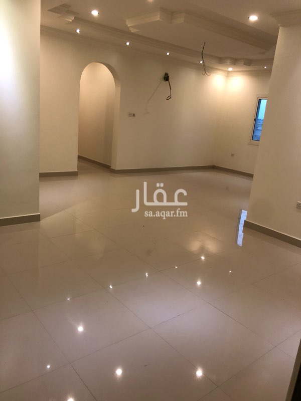 1580285 شقه جديده فخمه يوجد مدخلين للشقه - صاله - مجلس - مقلط - غرفة خادمه - ٤ دورات مياه - غرفتين نوم والرئيسيه بها دورة مياه خاصه - مطبخ راكب - موقف للسياره