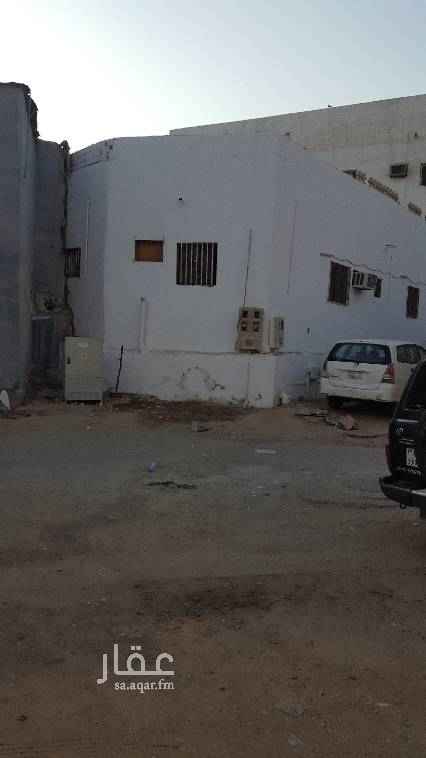 1401391 السلام عليكم ورحمة الله اعرض لكم بيت مسلح دور واحدفي حي الروابي خلف وزارة الزراعه وشركة الاسماك ٣واجيهات الشارع الشرقي كبير قريب من مسجدالخير ٣عدادات كهرباء شقه كبيره ٤غرف وصالتين مدخلين ٤حمامات ومطبخين قسمتها شقتين واجرتها ١٥٠٠