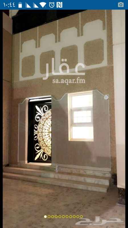 1346410 بيت دور ارضي وملحق علوي وملحق خارجي المساحة 400 م مرمم ترميم كامل وجديد لم يسكن حتى الآن تم تغيير السباكه كامله ديكورات جبس بورد جديده بويات داخليه و خارجيه المطبخ تم توسعته بشكل مودرن جميع المكيفات تمديد اسبلت المحافظه على جودة الفلة عدد اثنان خزان ارضي ملاحق إضافية المكونات الدور الارضي:: ثلاث غرف نوم مع الماستر ارضي صالة نسائيه مطبخ مع مستودع مجلس رجال مقلط رجال مشب أو مجلس خارجي ثلاث دورات مياة السطح : غرفة دورة مياة. عزل كامل السطح تغيير بلاط الحوش كامل مدخل سيارة مع مظله داخليه.