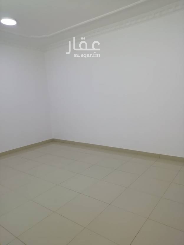 1704662 يوجد لدينا شقة للايجار في حي الملك فيصل عباره عن غرفتين نوم وصالة وحمامين ومطبخ راكب وحوش صغير. يوجد موقف سياره للشقة وكاميرات مراقبه وحارس وعامل نظافه وغاز مركزي ودش مركزي. السعر ١٨٠٠٠ الف علي دفعتين الشقة بدور الأرضي. لتواصل معنا الاتصال علي ج 0532663388 / ٠٥٣٢٦٦٣٣٨٨ / الحارس موجود في العماره ويوجد شقق ثانيه اكبر والاسعار مختلفه