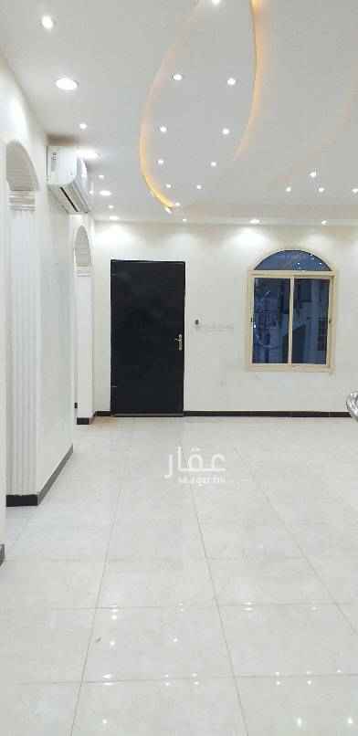 1512560 فيلا للايجار درج داخلي بحي الرمال التعمير ايجار سنوي خمسين الف تحتوي الفيلا على مشب وغرفه خادمه واربع غرف نوم وصالتين مستخدم نظيف شارع ٢٠ خلف أسواق سنابل الخير موقع ممتاز قريب خدمات .