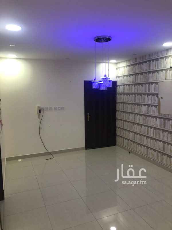 1725681 الضاحية الحي الثالث والسابع عشر
شقة أرضية بحوش واسع ٤غرف وثلاث دورات مياة
مجلس ومقلط وصالة ومطبخ وغرفتين نوم وحدة
منهم ماستر المطبخ غير راكب
الماء ٤٠٠ريال بالسنة طريقة دفعها مع الايجار شهري
التأمين٥٠٠ريال