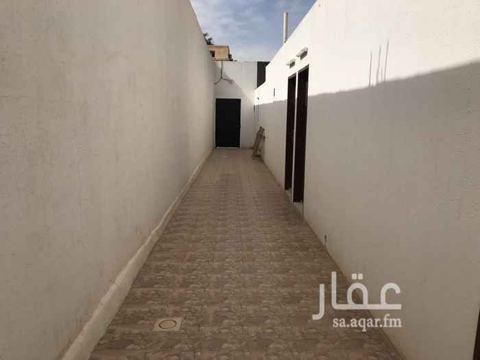 1403835 غرفة مؤثثة للاجار شهري والاجار شامل الكهرباء والماء كل شهر ١٠٠٠ ريال ومقاس الغرفة ٣*٥ حمام ومطبخ خاص للغرفة والغرفة شخص واحد فقط.
من لديه رغبه الاتصال على الرقم
0505334439