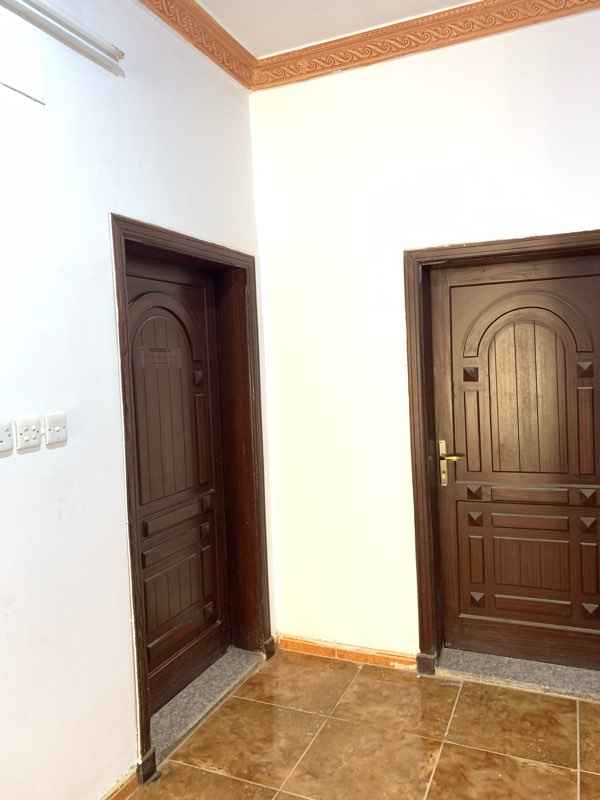 1751813 شقه ثلاث غرف ومطبخ وحممين وصاله با1700 شامل الماء والكهرباء يوجد تفاوض في السعر
الموقع طريق مكه القديم بعد مستشفى الحرس الوطني
التواصل :0533043368