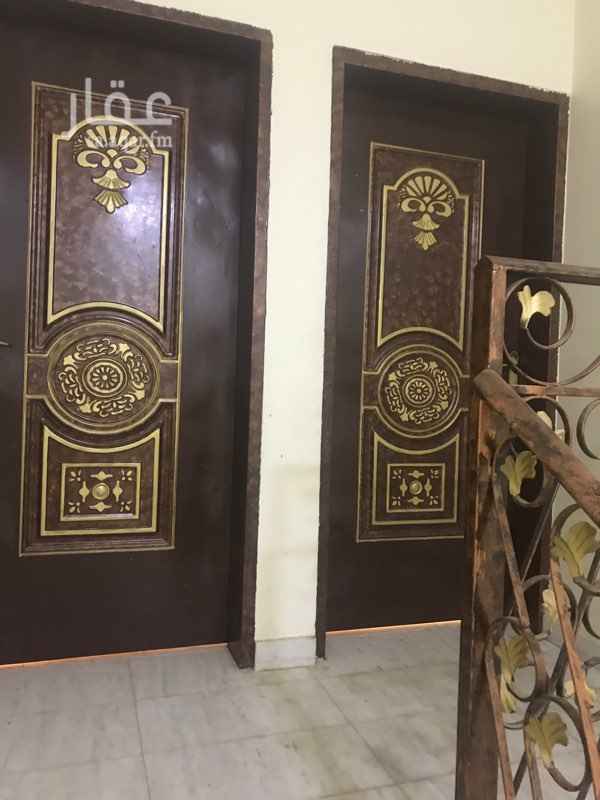 1296066 خمس غرف وصاله وثلاث دورات مياه وسطح داخلي منها غرفه ماستر مع حمام خاص ومدخلين