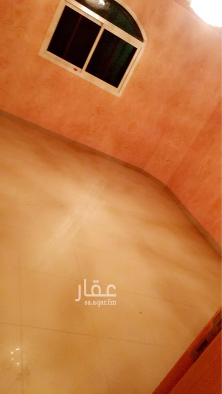 1481861 ثلاث غرف وصاله ومطبخ وسيع والغاز ارضي وناجر ستة اشهر او سنة