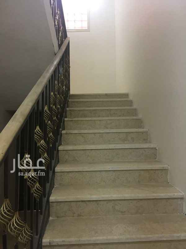 1402626 دور علوي جديد يتكون من 5 غرف و3دورات مياه وصاله ومطبخ وسطح