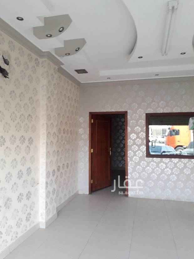 1625948 ثلاثة محلات للايجار في حي المنار شارع ابو عبيدة عامر بن الجراح
مساحة المحل الواحد 40 متر
ايجار المحل على 20 الف ريال