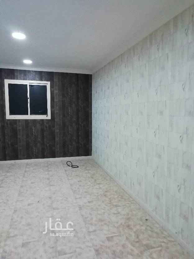 1509771 غرفه ودورة مياه ومطبخ عزاب يوجد بها ورق جدران شامل المويه والكهرب على المالك