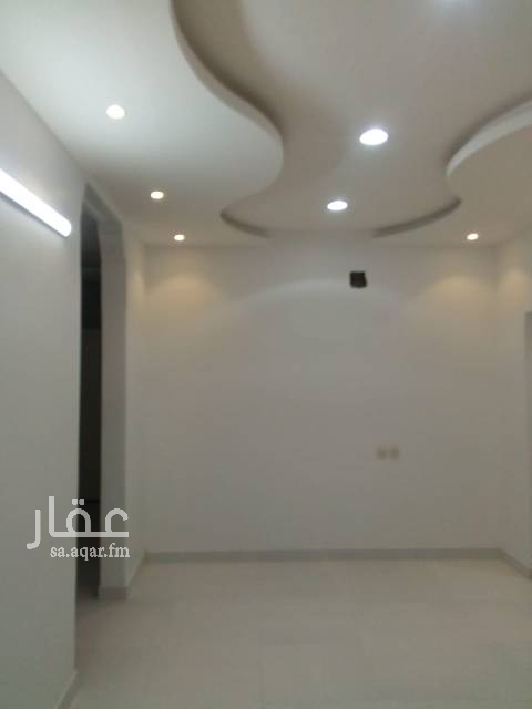 1509756 شقه مكونه من ٥ غرف علوي مع سطح صغير
تشطيب ممتاز ومرتب
مدخل مشترك مع شقتين مؤجره على عوايل صغيره جدا نرغب في مستاجر عايله صغيره
ايجار سنوي ١٨ الف
0558405901