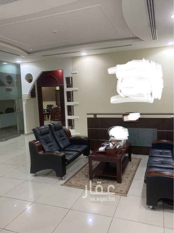 1726298 مكتب بحي الزهراء يقع بجانب تقاطع شارع الأحساء مع عمربن عبدالعزيز بالدور الأرضي مساحته 176 يتكون من صالة استقبل وخمسة مكاتب وقاعة اجتماعات ودورتين مياه اعزكم الله ومطبخ صغير أجاره بالسنة 75500 المكتب مجهز بالكامل وأرغب بتقبيله بجميع أثاثه مقابل 20000علما بأن الأجار ينتهي بعد شهرين ولا ارغب بالتجديد