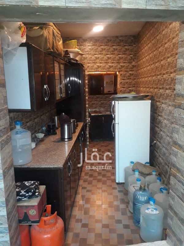 1541789 استراحة تتكون من :
١- مطبخ.
٢- مجلس ٧ في ٧ بداخله مشب ومطل على الخارج بواجهة زجاجية.
٣- غرفة ٥ في ٤ بداخلها دورة مياه.
٤- دورتين مياه واحدة عربي والثانية افرنجي.
٥- الاستراحة مؤثثة من مكيفات ومطبخ وثلاجة وفرن وفرش ما عدا غرفة النوم فهي مكيفة فقط وغير مفروشة.