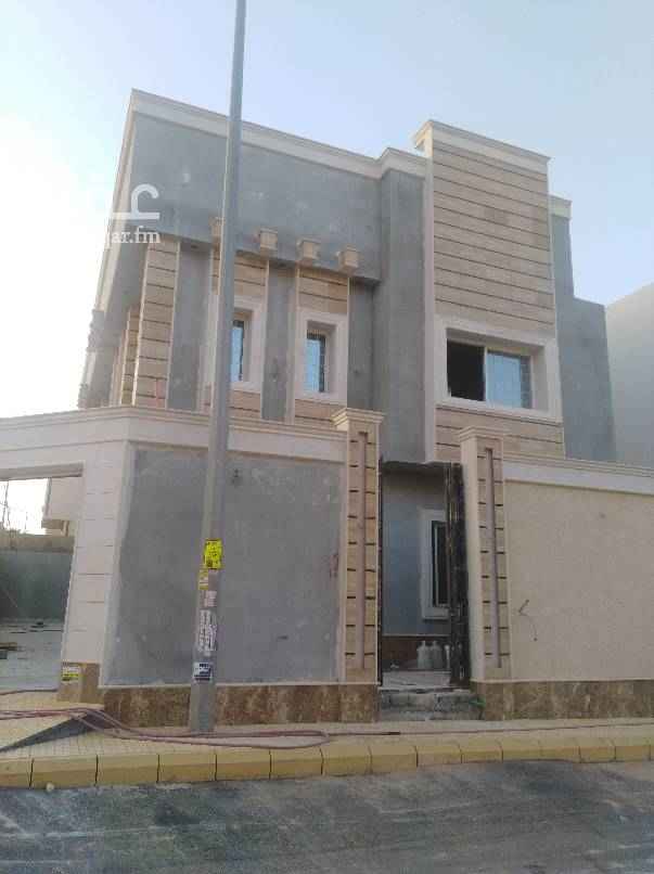 1631828 فله درج بالصاله جديده بحي الياسمين
يوجد مجلس رجال ومقلط وصاله ومجلس نساء وغرفه سواق ومدخل سياره.
الدور الأول :
5 اجنحه وصاله منها جناح رئيسي كبير.
السطح :
غرفه رياضيه وغرفه خادمه وغسيل.