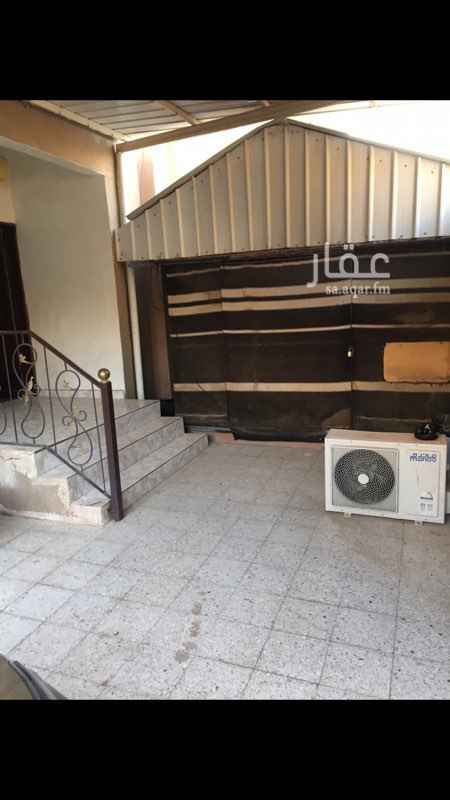 1617896 منزل عمره ٣٣ سنه مكون من دورين وبالامكان فصلهم بيت على شارعين وبالامكان قسم الحوش الى نصين يوجد به مطبخ راكب وخيمه راكبه ومظله مرمم من الداخل