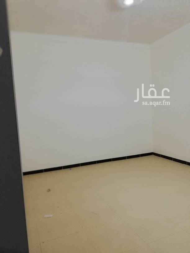 1690710 شقه للايجار 3غرف وصاله وسيعه قريبه من الخدمات شارع 20 جنوب بالرمال التعمير قريبه من طريق الدمام