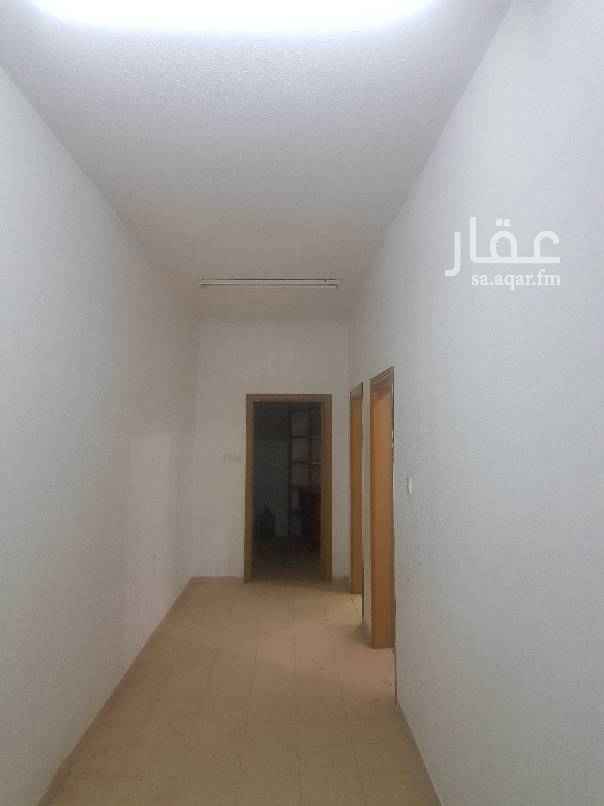 1501250 اربع غرف وصاله ومستودع بمساحه 2في 2 ومدخلين العداد غير مستقل الغرف كبيره جدا مجدده بالكامل الشقه نظيفه جدا جدا