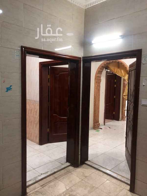 1681605 شقه دور ارضي مكون من ثلاثه غرف وحمامين ومطبخ وصاله
