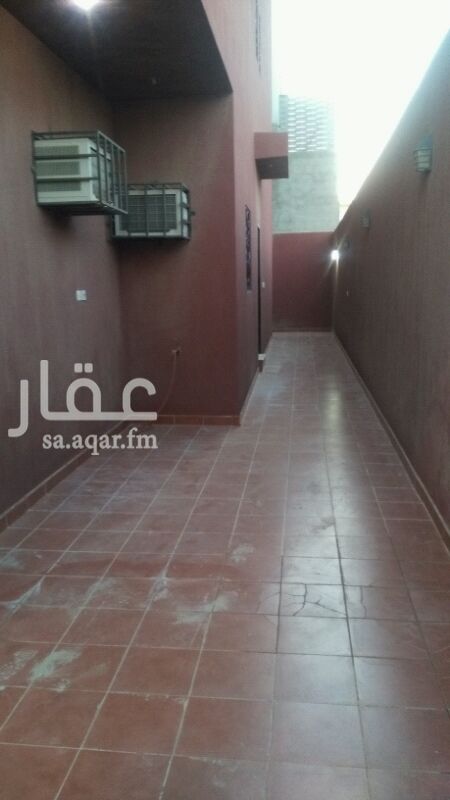 1289562 يوجد لدينا دور ارضى للايجار عبارة عن مجلس رجال ومقلط وثلاث غرف نوم منها غرفه ماستر وثلاث دورات مياه وبه مستودع بالخلف يوجد مدخل سيارة وحوش كبير الدور شبه جديد
راكب مكيفات ومطبخ