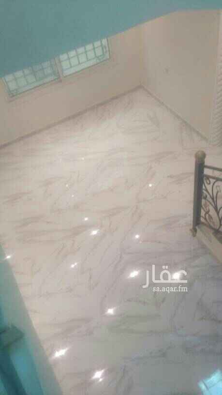 1508289 يوجد لدينا فيلا للايجار مساحتها 320م واجهه جنوبيه عبارة عن
الدور الأرضي بى غرفه سائق وحوش ومدخل سيارة ومجلس رجال ومقلط وصاله ومجلس نساء غرفه كبار سن ومطبخ غرفه غسيل ودورتين مياه ...الدور الأول به أربع غرف نوم منها غرفتين ماستر ودورتين مياه وصاله ومطبخ صغير ....الدور الثانى به غرفتين نوم وصاله ودورة مياه والسطح ...