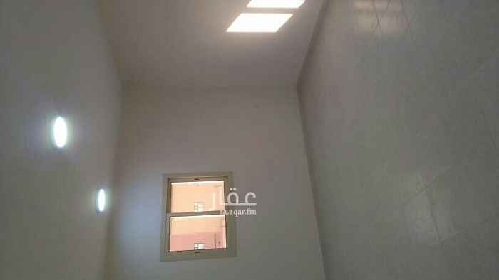 1654238 يوجد لدينا شقه ثلاث غرف وصاله دورتين مياه عوائل بمجمع سكنى دور أرضى مدخلين معها حوش خاص بها راكب مكيفات ومطبخ