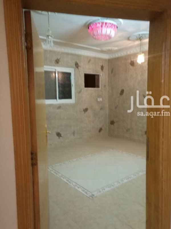 1554634 شقه مكونه من اربع غرف وصاله نضيفه جدا البويه جديده ومسرمكه داخل الحي قريبه من جميع الخدمات مساجد مدارس كلها قريبه جدا وحي ممتاز جدا وقريبه ايضا للخدمات والمرافق الحكوميه