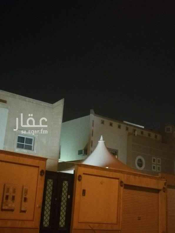 1596175 شقة ٣ غرف و صالة و دورتين مياه دور اول في فلة بحي العزيزية الجوهرة بها ورق جدران على الحائط
نظيفة جداااااااا