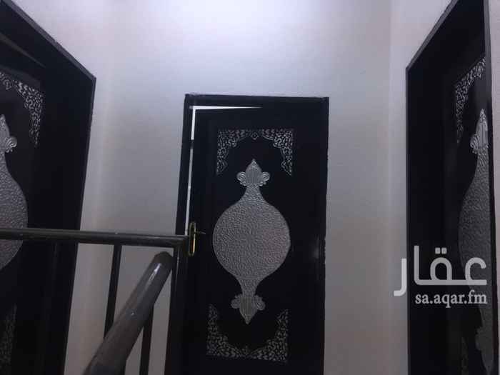1469471 شقة دورثاني. وشقه. دور ثالث مع سطح. صغير
المواصفات
غرفتين وصاله ومجلس ومطبخ ودورتين مياه
الشقه الي بالسطح
نفس المواصفات
المعالي لوحه ١١٤