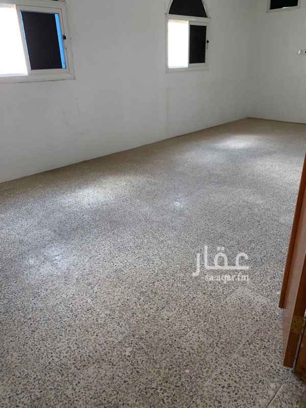 1670655 يوجد لدي شقق دور ارضي و اول وثاني طبعا المطابخ جديدة والشقق مغسلة ويوجد مدخل شرقي وغربي موقعها خلف بنك الاهلي اللي مقابل بوابة المدينه العسكرية رقم 2