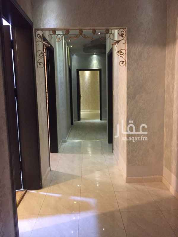 1512450 شفة فاخرة في بطحاء قريش بجوار مسجد الراجحي من 4 غرف وصالة و 3 حمامات في الدور الارضي توجد بها مكيفات ومطبخ راكب مجددة نظيفه كما في الصور المطلوب 25000 الف وتامين 1500 ريال . على دفعتين فقط