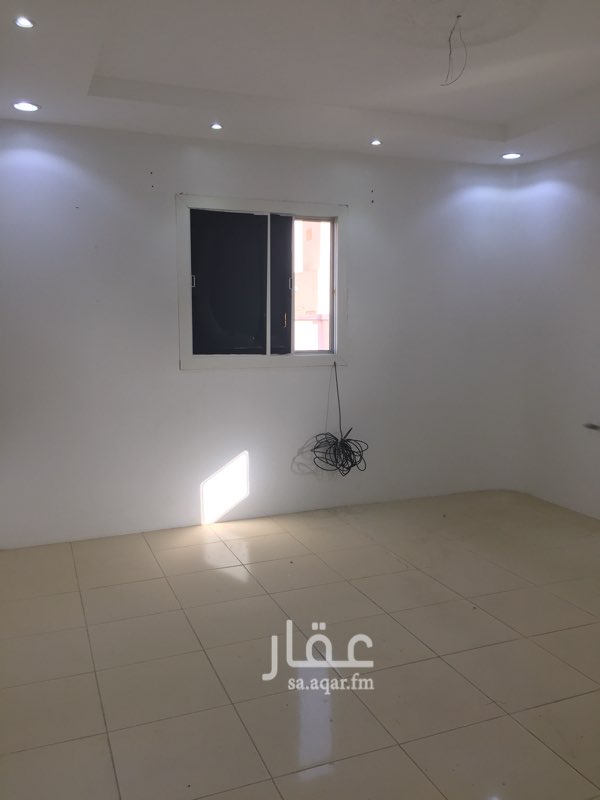 1584968 شقة للايجار في بطحاء قريش قريبة من مسجد منيرة الدور الثاني مدخل واحد غرفتين ومطبخ وحمام واحد المطلوب 11000 والماء على المالك
على دفعتين او 4 دفعات فقط ولايوجد مصعد
