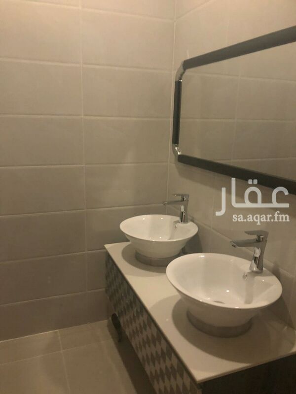 1754704 فله منفصله ع شارع 25مزتوج في الصالحيه مخطط 83/الدور الأرضي
مجلس ومطبخ ومجلس حريم وصاله مع دورتين مياه
الدور الاول 4 غرف وصاله بمنافعها
الملحق غرفتين وصاله ودورة مياه مع السطح
المساحه 290
مكتب الوسيط ابو حسن 0534845826