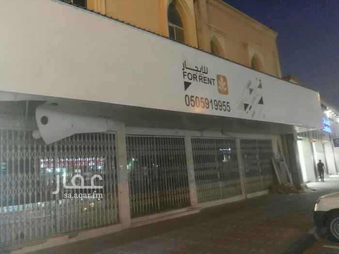 1735238 معرض تجاري مجهز بواجهات زجاجية وسياج حديدي من الخارج