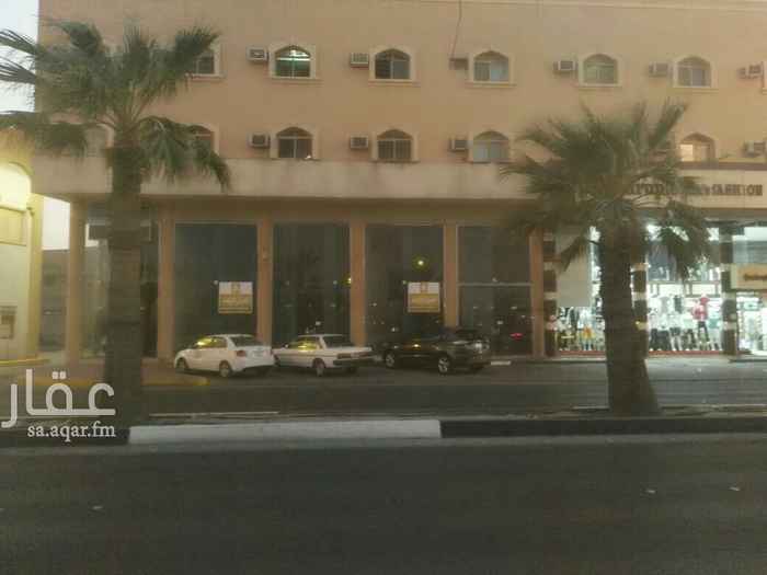 1743714 معرض تجاري صغير ناصية بواجهات زجاجية