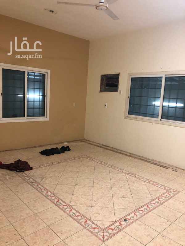 1269411 منزل للايجار زاويه مكون من سبع غرف وصاله ومطبخ كبير واربع دورات مياه وحوش وسطح بالدور الثاني بالقرب من مستوصف الروضه العام بالطبيشي