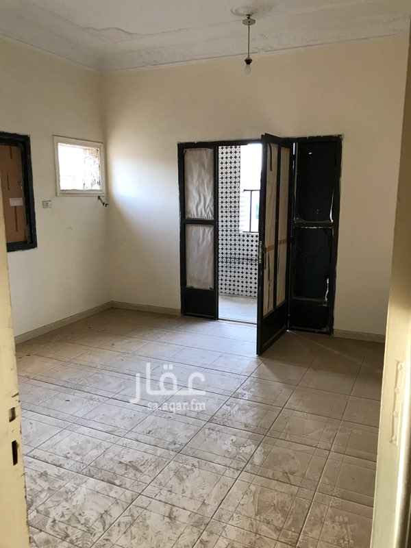 1124497 شقة مكونة من غرفتين و مطبخ وحمام و مقلط صغير و بلكونة في الدور الثالث