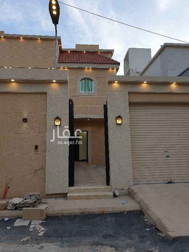 1504619 فيلا دوبلكس للإيجار جديده
الدور الارضي مجلس خارجي ودورة مياه مجلس ومقلط ومجلس نساء ومطبخ ودورتين مياه
الدور الأول اربع غرف نوم ودورتين مياه
الدور الثاني غرفه بدورة مياه بالسطح