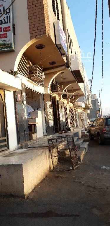 1484656 يوجد شقتين في حي الرصراص قريبه من الحديقه والمدارس ومسجد جامع وجميع الخدمات لا تحتاج إلى السياره