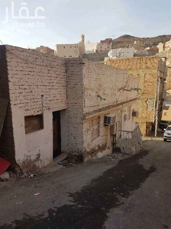 1368777 بيت شعبي بصك شرعي
يتكون من ٦ غرف وصالة ومطبخ وحمامين
السيارة تقف امام الباب
يبعد عن الشارع العام ( شارع الحج) بحوالي 450 متر