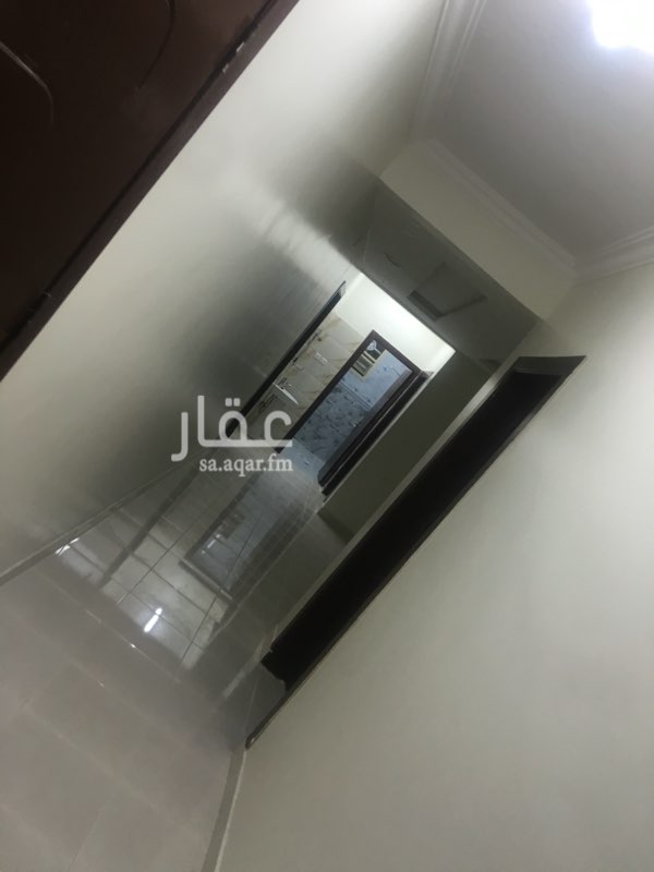 1294709 شقتين للايجار السنوي و لا مانع من الدفع الشهري للايجار
مساحة الفلا 440 الشقق كبيره و زينه كل شقه مدخلين خاصه و عداد كهرباء مستقل طبعا ثلاث غرف و صاله و مطبخ و دورتين مياه
الفيلا جديده