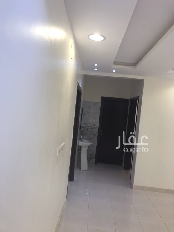 1506432 شقه للايجار بحي احد مساحتها كبيره و مجلسها جدا ممتاز طبعا ايجار سنوي و لا مانع من الدفع الشهري يوجد بها ثلاث غرف و صاله و دورتين مياه و مطبخ الشقه نظيفه جدا
الكهربا مستقله
التواصل ع الواتس اب يفضل او الاتصال و شكرا