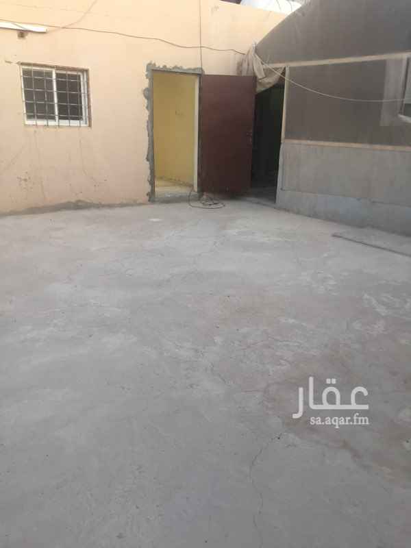 1740975 استراحه للايجار السنوي. على شارع تجاري