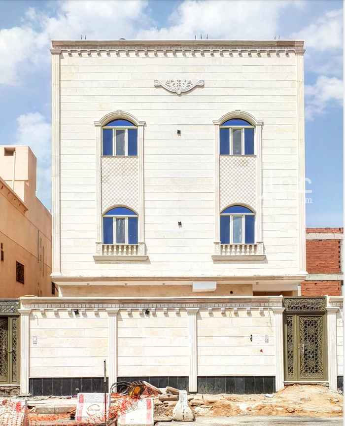 1579105 ◻للبيع عمارة عبارة عن فيلا + شقة
◻داخل حد الحرم
◻٣ أدوار
◻الدور الارضي شقة مدخلها مستقل تماما جانبي خمس غرف وصالة ومطبخ و٣ دورات مياة وغرفة غسيل
◻الدور الاول والدور الثاني فيلا درج داخلي
◻تشطيب فاخر للغاية ( شخصي )
◻مصعد راكب
◻مساحتها ٣٦٠ م
◻شارع ٢٠ شرقي
◻موقع مميز للغاية
◻جميع الخدمات واصلة ماء صرف صحي آنارة سفلته هاتف الألياف البصرية
◻الواجهه حجر الرياض
◻تركيبات وتأسيات السباكة والكهرباء والدهانات والبلاط والسيراميك والأبواب والنوافذ جميعها درجة أولى نخب أول عالية الجودة
◻مساحات الغرف واسعة