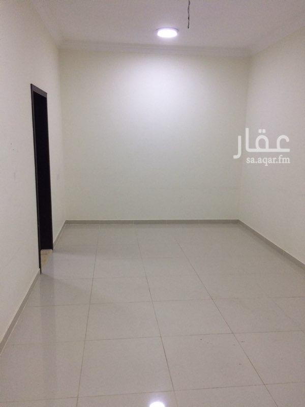 1648299 شقة عوائل غرفتين وصالة ودورتين مياه ومطبخ خلف شارع الخزان مباشرة موقع مميز يوجد مواقف للسيارة مجاناً ويوجد مصعد في العمارة وحارس