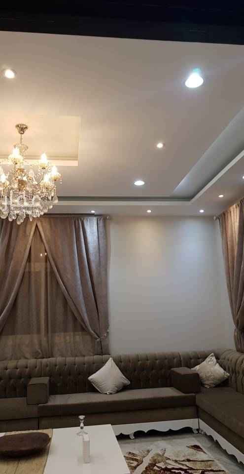 1764529 الفيلا على شارعين مساحة البناء 500 تم البناء على ركنيه للاستفاده من الارض المتبقيه الحوش 460 على واجهتين شرقيه و جنوبيه بناء شخصي امكانيه فصل الدورين لان الدرج جانبي ولكل دور مطبخ
عدد الغرف4 غرف الدور الارضي مع دورتين مياة ومطبخ بدولاب وصالة استقبال
الدور الاول 3 غرف نوم مع 3 دورات مياة مع غرفة ملابس لكل غرفة نوم و صالتين كبيرة ومطبخ كبير بدولاب مفتوح على الصاله الفيلا تسليك اسبليت وتسليك تكييف دولاب للصالات