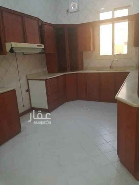1633480 فله جميله للإيجار بحي الربوه على شارعين جنوبي شرقي. موقع ممتاز في مدخل الربوه و قريب من المحلات التجاريه.
مجلس ومقلط وثلاث غرف نوم واحده منها رئيسيه جميعها تكييف سبلت، صاله كبيره، مطبخ راكب و ٤ دورات مياه.
غرفة سائق
غرفة شغاله
موقع للغسيل
حوش كبير جدا.
الإيجار 68000