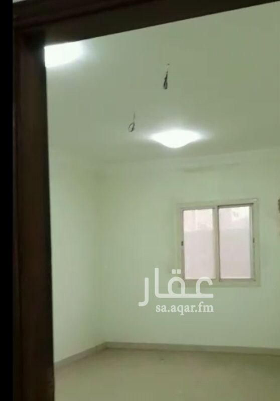 771362 شقة للبيع / مدخلين 4 غرف منها ( غرفة ماستر ) و 3 حمامات وخزين . يوجد مصعد و حارس في العمارة